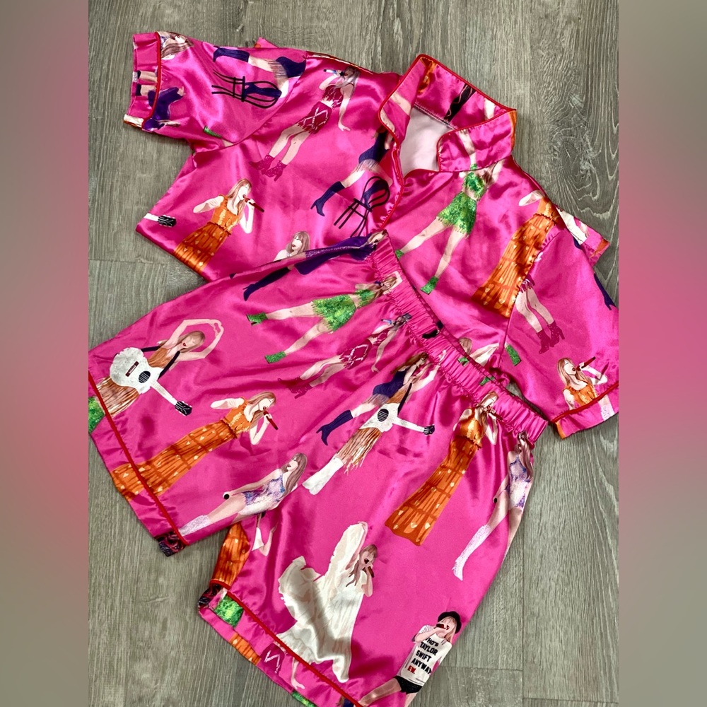 Taylor Swift Silky Pajamas. Size XS/S